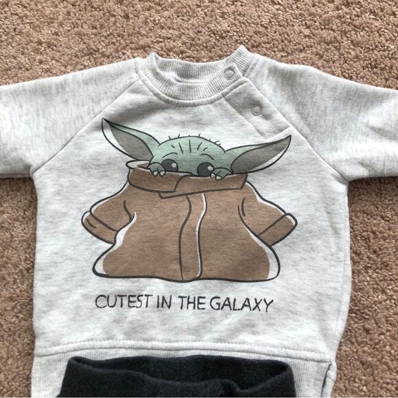 Star Wars Baby Yoda Two Piece Matching Set Sweatshirt Joggers Baby 0-3 Mos - Picture 2 of 11